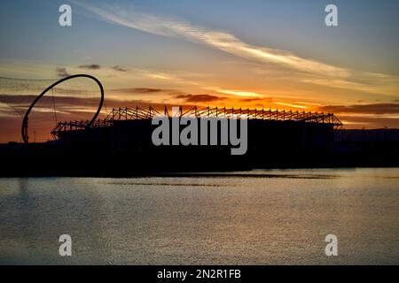 Middlesbrough, Großbritannien. 07. Februar 2023 Der klare Himmel und die niedrigen Temperaturen über Nacht führten zu einem wunderschönen Sonnenaufgang über dem Middlehaven Dock, der Temenos Kunstinstallation und dem Riverside Stadium des Middlesbrough Football Clubs, Teesside, Großbritannien. Kredit: Teesside Snapper/Alamy Live News. Stockfoto