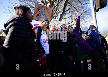 Royal College of Nursing (RCN) Generalsekretär Pat Cullen schließt sich Mitgliedern der Streikpostenlinie vor dem Royal United Hospital in Bath an, da Krankenschwestern Arbeitskampf über Bezahlung setzen. Foto: Dienstag, 7. Februar 2023. Stockfoto