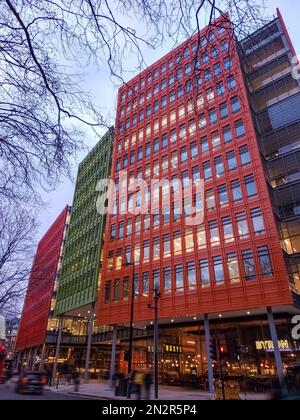 Das farbenfrohe Äußere des Central St Giles im Zentrum von London, Großbritannien Stockfoto