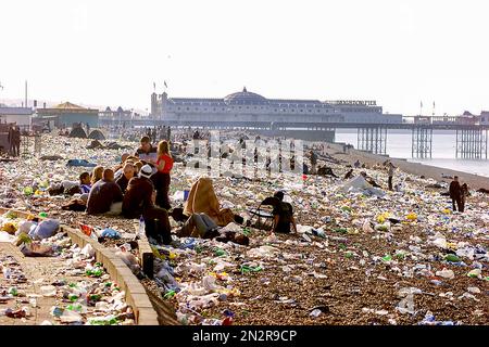 Die Nachwirkungen am nächsten Morgen um 7am Uhr, wo Partygäste unter dem Müll schlafen, nach der Fatboy Slim Big Beach Boutique Party am Brighton Seafront. Norman Cook, der Tanzmusiker und DJ, organisierte und bezahlte die Veranstaltung für das zweite Jahr und bezahlte für das von Simon Dack im Juli 2002 aufgenommene Foto der Aufräumoperation Stockfoto