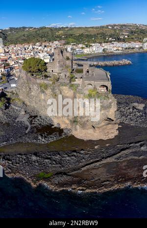 Luftaufnahme des normannischen Schlosses in Aci Castello, Catania, Sizilien, Italien Stockfoto