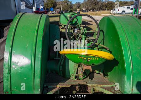 Fort Meade, Florida - 22. Februar 2022: Aus der Perspektive erfolgende Rückansicht eines John Deere AO-Orchard-Traktors aus dem Jahr 1936 auf einer lokalen Traktormesse. Stockfoto