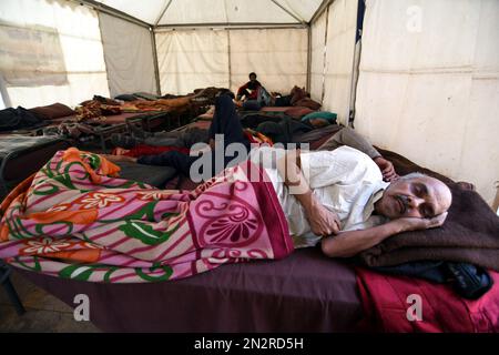East Delhi, Kalyan Puri, Indien. 7. Februar 2023. Mittellose Obdachlose, die von außen nach Delhi kamen, um Löhne und Arbeit zu finden, oder einheimische Obdachlose, die ihr Leben auf der Straße verbringen mussten.die Regierung von Delhi hat Zelthäuser auf der Straße für ihre Unterkünfte gebaut und Essen ist auch für alle drei Male verfügbar. (Kreditbild: © Ravi Batra/ZUMA Press Wire) NUR REDAKTIONELLE VERWENDUNG! Nicht für den kommerziellen GEBRAUCH! Stockfoto