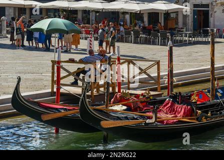 Gondoliere warten auf Touristen in Campo Santi Giovanni und Paolo mit Blick auf den Rio dei Mendicanti Kanal in der Sestiere von Castello, Venedig, Italien Stockfoto