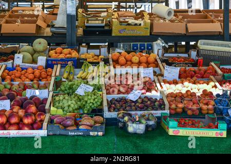 Nahaufnahme eines Obst- und Gemüsestands am Rialto-Markt in Campo della Pescaria, Sestiere von San Polo, Venedig, Veneto, Italien Stockfoto