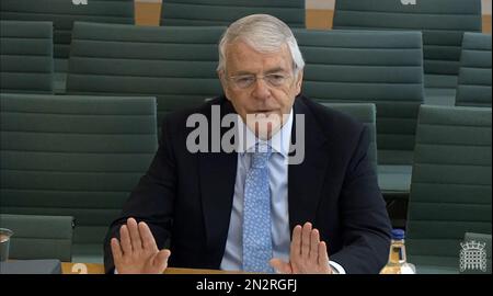 Screenshot aus dem Parlamentsfernsehen des ehemaligen Premierministers Sir John Major, der die Untersuchung des Ausschusses für Nordirland über die Wirksamkeit der Institutionen des Karfreitagsabkommens belegt. Foto: Dienstag, 7. Februar 2023. Stockfoto