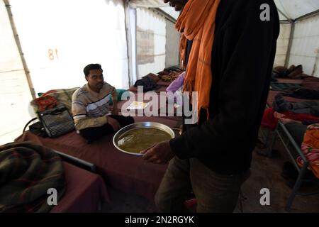 East Delhi, Kalyan Puri, Indien. 7. Februar 2023. Mittellose Obdachlose, die von außen nach Delhi kamen, um Löhne und Arbeit zu finden, oder einheimische Obdachlose, die ihr Leben auf der Straße verbringen mussten.die Regierung von Delhi hat Zelthäuser auf der Straße für ihre Unterkünfte gebaut und Essen ist auch für alle drei Male verfügbar. (Kreditbild: © Ravi Batra/ZUMA Press Wire) NUR REDAKTIONELLE VERWENDUNG! Nicht für den kommerziellen GEBRAUCH! Stockfoto