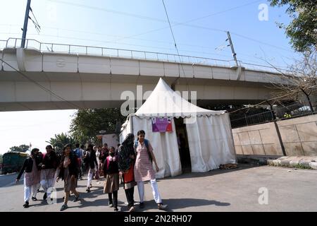 East Delhi, Kalyan Puri, Indien. 7. Februar 2023. Mittellose Obdachlose, die von außen nach Delhi kamen, um Löhne und Arbeit zu finden, oder einheimische Obdachlose, die ihr Leben auf der Straße verbringen mussten.die Regierung von Delhi hat Zelthäuser auf der Straße für ihre Unterkünfte gebaut und Essen ist auch für alle drei Male verfügbar. (Kreditbild: © Ravi Batra/ZUMA Press Wire) NUR REDAKTIONELLE VERWENDUNG! Nicht für den kommerziellen GEBRAUCH! Stockfoto