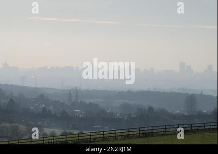 Barr Beacon, Walsall 7. Februar 2023 - Mist deckt die ganze Stadt Birmingham am Dienstagmorgen ab. Der Blick auf die Skyline wurde von Barr Beacon, Walsall, genommen. Quelle: Stop Press Media/Alamy Live News Stockfoto