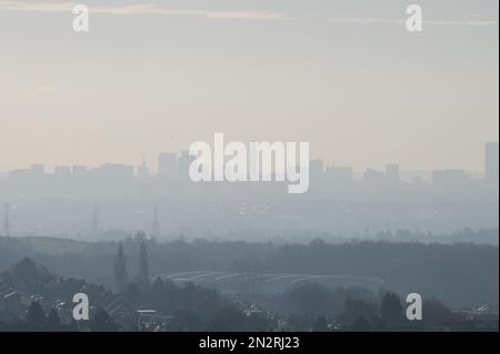 Barr Beacon, Walsall 7. 2023. Februar - am Dienstagmorgen deckt Mist die gesamte Stadt Birmingham ab. Der Blick auf die Skyline stammt von Barr Beacon, Walsall. Kredit: Katie Stewart/Alamy Live News Stockfoto