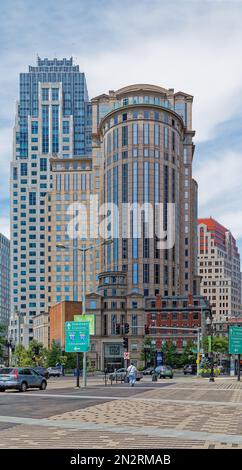 Boston Financial District: 125 Summer Street erhebt sich über die erhaltenen Fassaden der flachen Bürogebäude aus dem 19. Jahrhundert in der Summer Street und Lincoln Street. Stockfoto