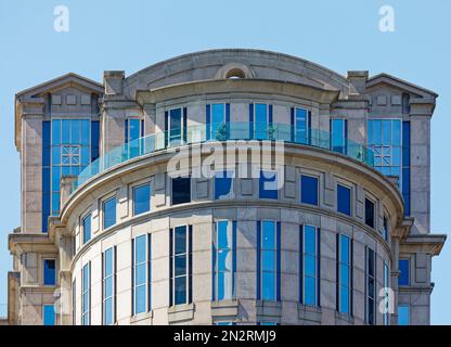 Boston Financial District: 125 Summer Street erhebt sich über die erhaltenen Fassaden der flachen Bürogebäude aus dem 19. Jahrhundert in der Summer Street und Lincoln Street. Stockfoto