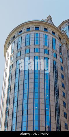 Boston Financial District: 125 Summer Street erhebt sich über die erhaltenen Fassaden der flachen Bürogebäude aus dem 19. Jahrhundert in der Summer Street und Lincoln Street. Stockfoto