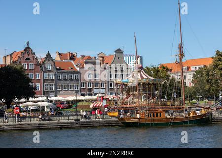 Danzig, Polen - 9. September 2020: Die Architektur der alten Gdańsk am Fischmarkt / Targ Rybny/ am Ufer der Motława Stockfoto