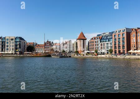 Danzig, Polen - 9. September 2020: Die Architektur der alten Gdańsk am Fischmarkt / Targ Rybny/ am Ufer der Motława Stockfoto