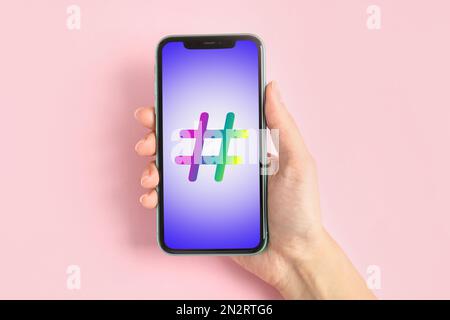 Frau, die ein modernes Smartphone mit Hashtag-Symbol auf dem Bildschirm verwendet, Nahaufnahme Stockfoto