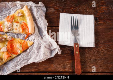 Mittags werden hausgemachte leckere Pizza serviert Stockfoto