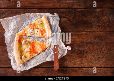 Italienische Küche im Hintergrund. Pizzaschneiden auf dem Tisch. Stockfoto