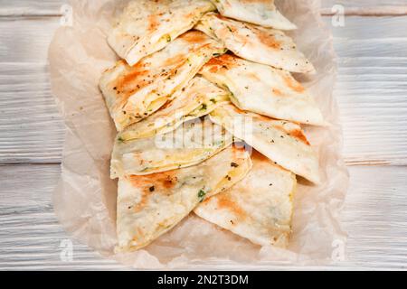 Pita-Brot, Lavashüllumschläge mit Käse und Grün Stockfoto