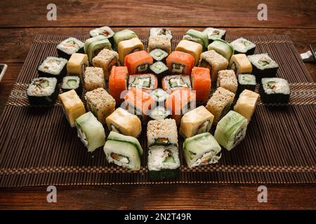 Leckere farbenfrohe Auswahl japanischer Sushi-Brötchen Stockfoto