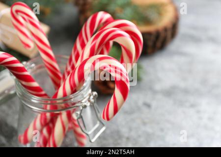 Weihnachtliche Zuckerstangen im Glasglas, Nahaufnahme. Platz für Text Stockfoto