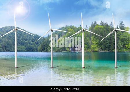 Schwimmende Windturbinen im Wasser in der Nähe von Bergen. Alternative Energiequelle Stockfoto