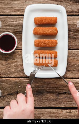 Köstliche Nuggets mit roter Chilisauce, flach liegend Stockfoto