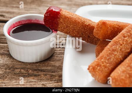 Nuggets mit roter Chilisauce aus der Nähe. Junkfood. Stockfoto