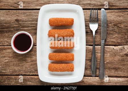 Junkfood. Frische Chicken Nuggets mit Chilisauce Stockfoto