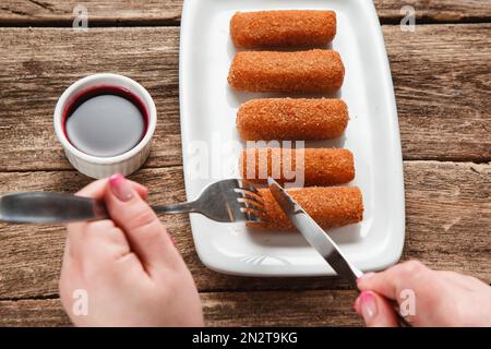 Köstliche Nuggets mit roter Chilisauce, Draufsicht Stockfoto