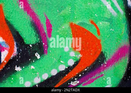 Teil der abstrakten Schwerkraft mehrfarbig mit hellen Strichen. Lackierte Betonwand. Stockfoto