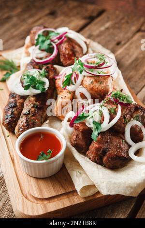 Auswahl an gegrilltem Fleisch. Leckeres Mittagessen. Stockfoto