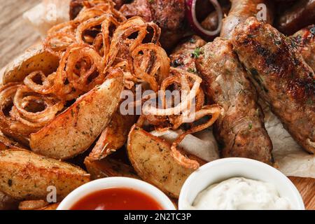 Gemischtes gegrilltes Fleisch und Würstchen aus der Nähe Stockfoto