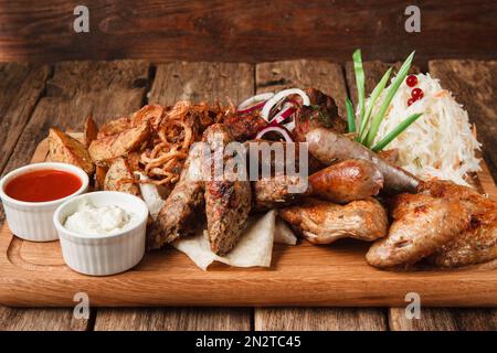 Auswahl an gegrillten Würstchen und Fleisch an Bord Stockfoto