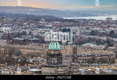 Blick über die Stadt der Mietshäuser & West Register House Kupferkuppel, Kirchenzapfen & Bungalows, Edinburgh, Schottland, Großbritannien Stockfoto