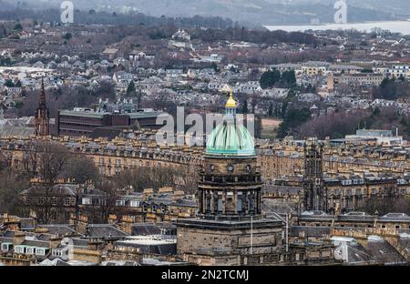 Blick über die Stadt der Mietshäuser & West Register House Kupferkuppel, Kirchenzapfen & Bungalows, Edinburgh, Schottland, Großbritannien Stockfoto