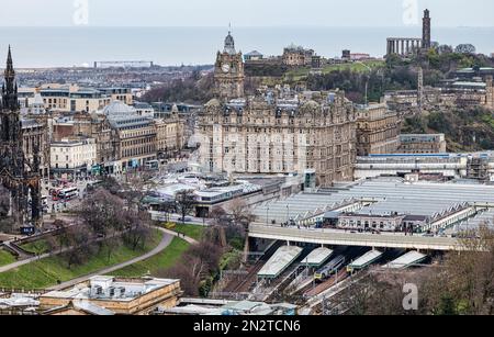 Blick auf den Uhrenturm des Balmoral Hotels, Calton Hill und Waverley Bahnhof von oben, Edinburgh, Schottland, Großbritannien Stockfoto