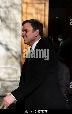 London, Großbritannien. 7. Februar 2023. Greg Hands kommt im Hauptquartier der Konservativen Partei in Central London an. Greg Hands hat Nadhim Zahawi als Vorsitzenden der Konservativen Partei ersetzt, während Rishi Sunak die erste Umbesetzung seines Kabinetts beginnt. Kredit: claire doherty/Alamy Live News Stockfoto