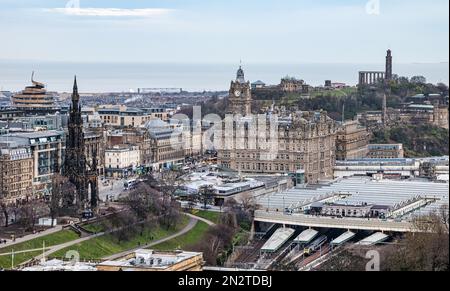 Blick auf Princes Street mit Balmoral Hoteluhr, Waverley Bahnhof Scott Monument & Calton Hill, Edinburgh, Schottland, Großbritannien Stockfoto