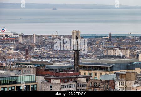 Blick über das Stadtzentrum nach Firth of Forth mit Henry Dundas Monument, Edinburgh, Schottland, Großbritannien Stockfoto