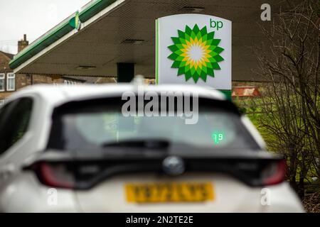 West Yorkshire, Großbritannien. 7. Februar 2023. BP Petrol Station, Godley, Halifax, West Yorkshire Energy Riese BP hat Rekordjahresgewinne gemeldet, als es Pläne zur Reduzierung der Öl- und Gasmenge bis 2030 verkleinerte. Die Gewinne des Unternehmens verdoppelten sich im Jahr 2022 mehr als auf 27,7bn $ (23bn £), als die Energiepreise nach dem russischen Einmarsch in die Ukraine in die Höhe schnellten. Andere Energiefirmen verzeichneten ähnliche Steigerungen: Shell meldete in der vergangenen Woche Rekordgewinne von fast 40bn US-Dollar. Dies hat zu Forderungen an Energieunternehmen geführt, mehr Steuern zu zahlen, wenn die Rechnungen der Menschen in die Höhe schnellen. Kredit: Windmill Images/Alamy Live News Stockfoto