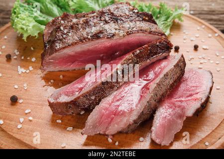 Leckere Scheiben von köstlichem, mittlerem Steak Stockfoto