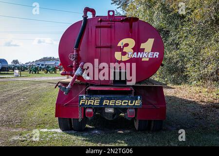 Fort Meade, Florida - 22. Februar 2022: Rückansicht eines internationalen Feuerwehrautos 1982 S1954 auf einer lokalen Automesse aus der Vogelperspektive. Stockfoto