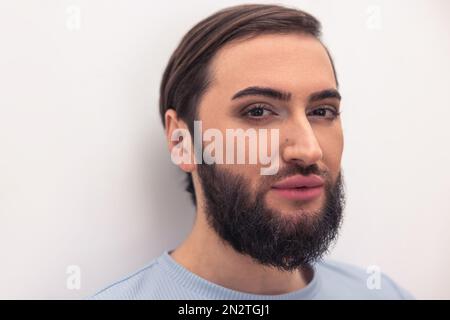 Eine ruhige Transgender-Person, die für die Kamera posiert Stockfoto