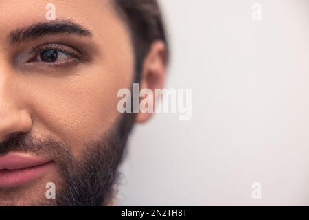 Süßer junger Mann mit einem traumhaften Look Stockfoto