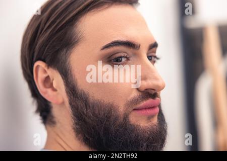 Junger Mann mit einem durchdachten Blick Stockfoto