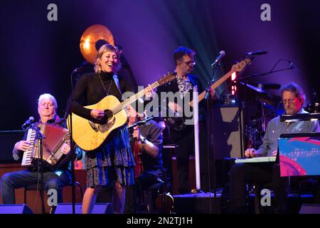 Glasgow, Schottland. 19. Januar 2023 Martha Wainwright, die kanadische Sängerin Songwriter, führte ein Konzert in der Konzerthalle Transatlantic Sessions Glasgow auf, die Teil des Musikfestivals Celtic Connections 2023 war. Sie ist die Tochter der Musiker Louden Wainwright und Kate McGarrigle und des Musikbruders Rufus wainwright. Foto: Pauline Keightley/Alamy. Stockfoto