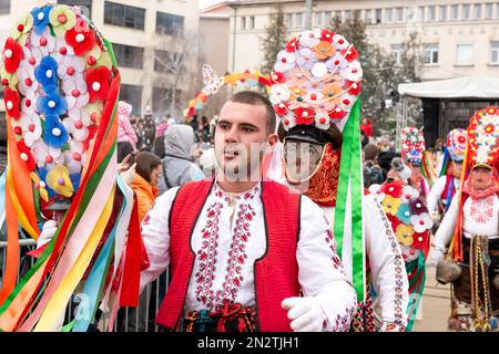 Nach der Show beim Surva International Masquerade and Mummers Festival in Pernik, Bulgarien, Osteuropa, nannten sich die unmaskierten Kukeri-Tänzer Startsi Stockfoto