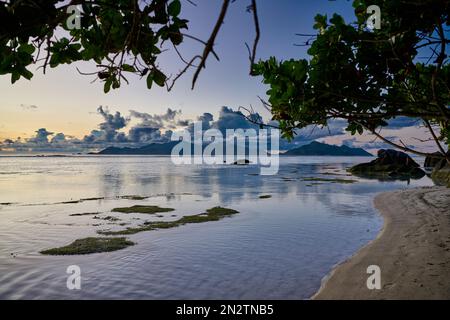 Wolken über Praslin aus Anse Source D'Argent, L'Union Estate, La Digue, Seychellen Stockfoto