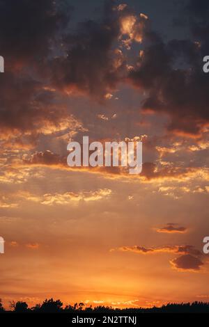 Sonnenuntergang über den Bergen Stockfoto